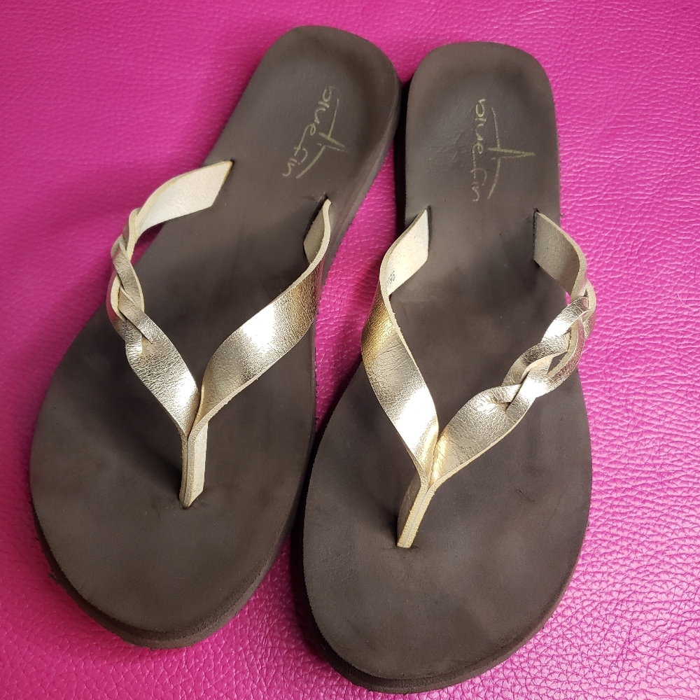 Bluefin Sandals / Flip-flops Women's size 7